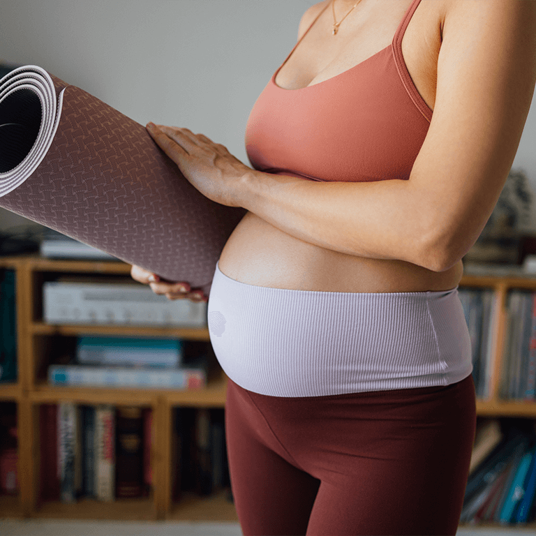 Mulher grávida com material de ginásio