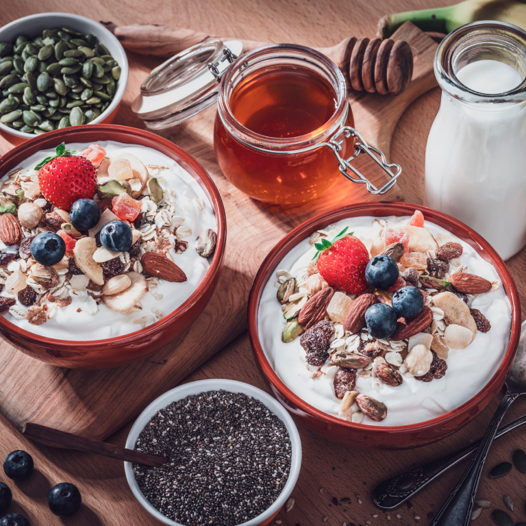 bowls de iogurte natural com frutos vvermelhos e frutos secos